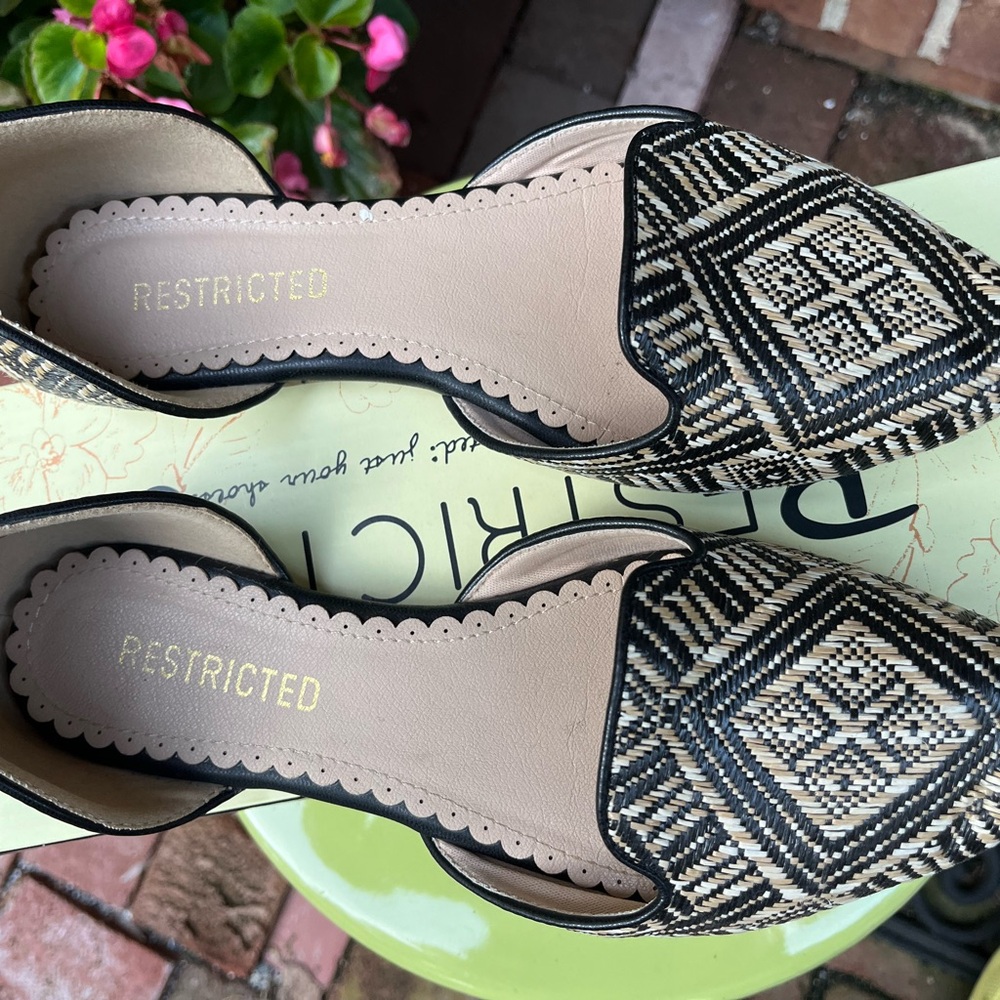 Restricted Black and White Geometric Flats